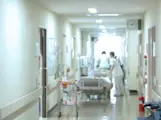 患者さんのベッドを移動させている看護師