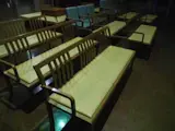 夜の病院の待合室