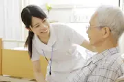 看護師と高齢者