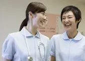 2人の看護師が笑って話している